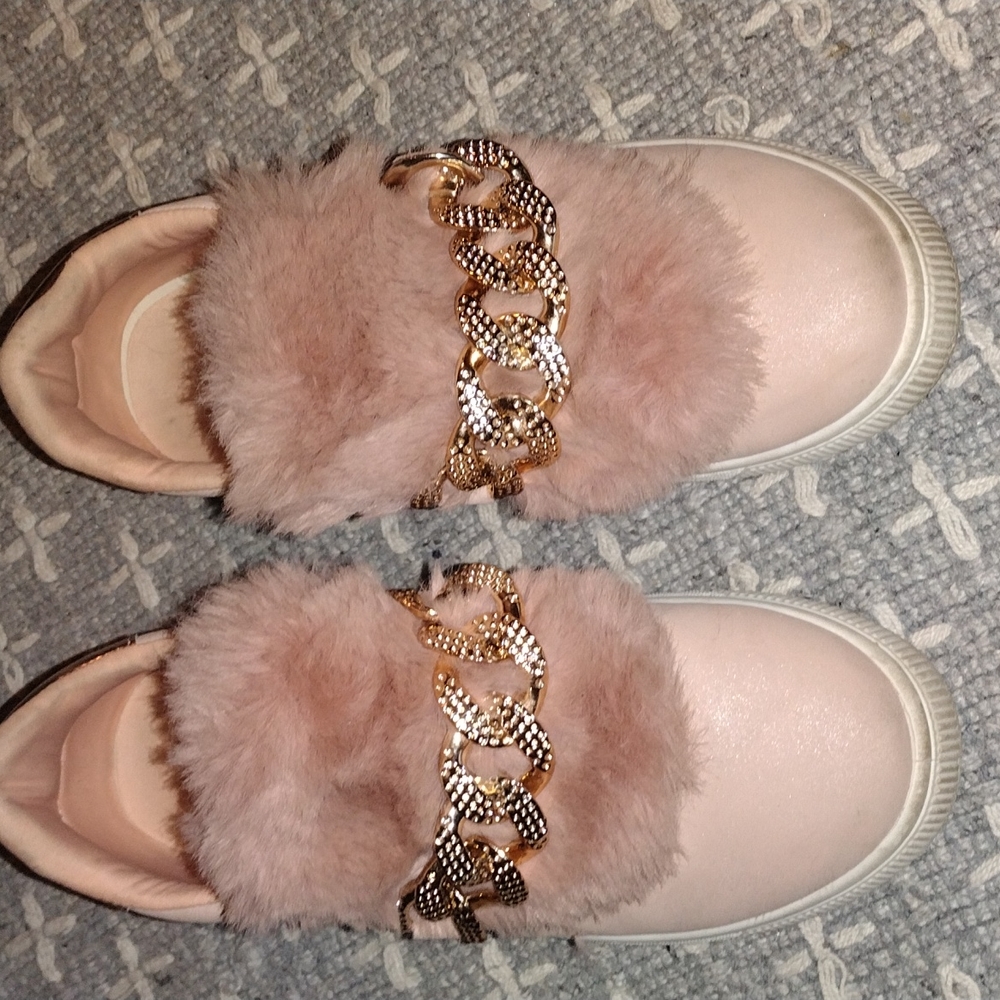 Woman's shoes size 7.5 host pick